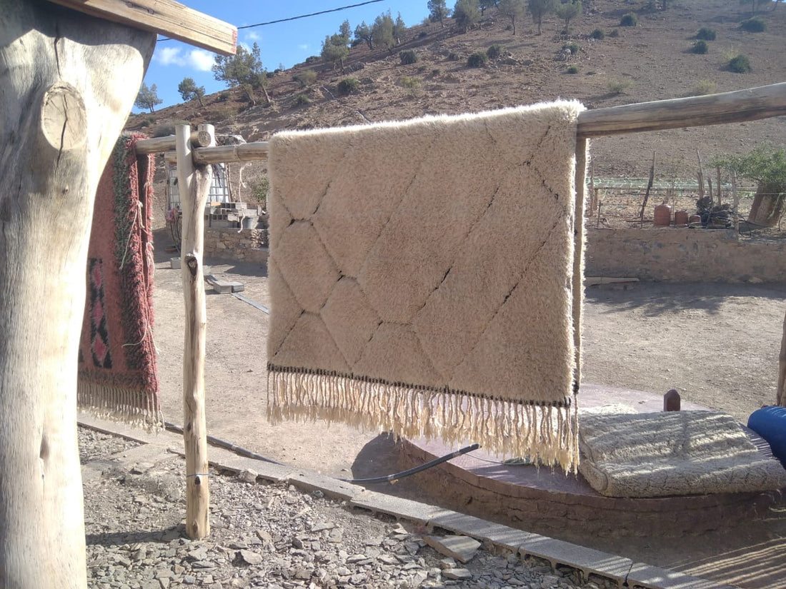 Maßgefertigter Berberteppich trocknet in der Sonne