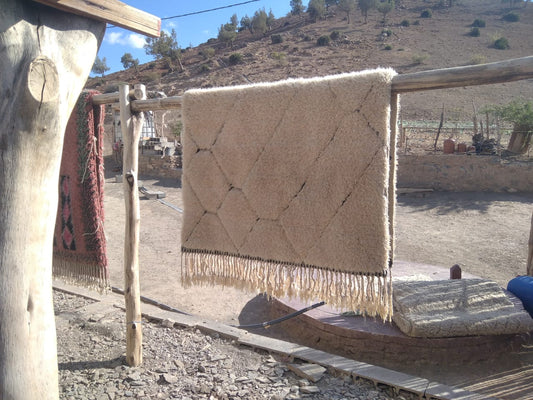 Maßgefertigter Berberteppich trocknet in der Sonne