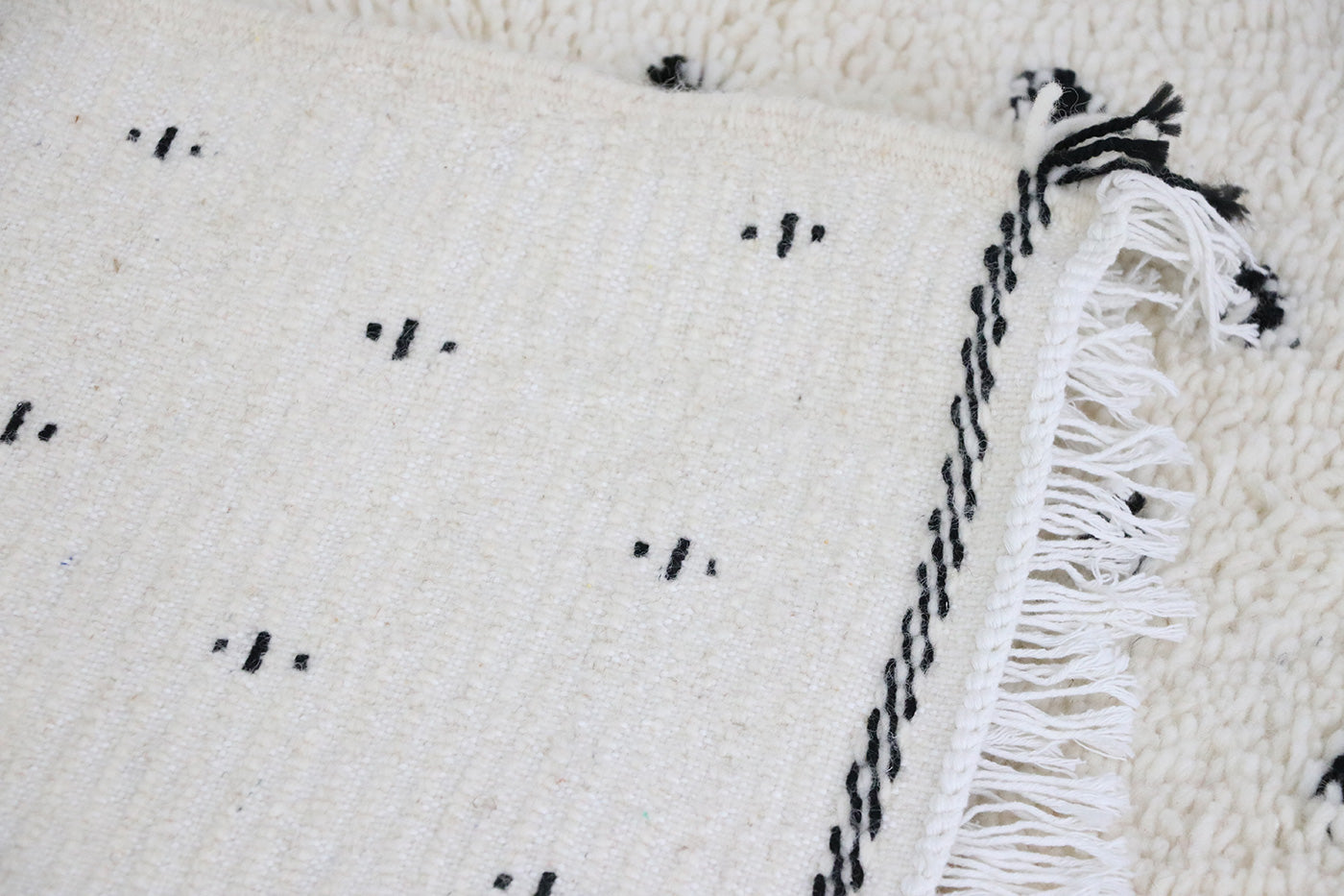 Marokkanischer Teppich Azilal Black Dots