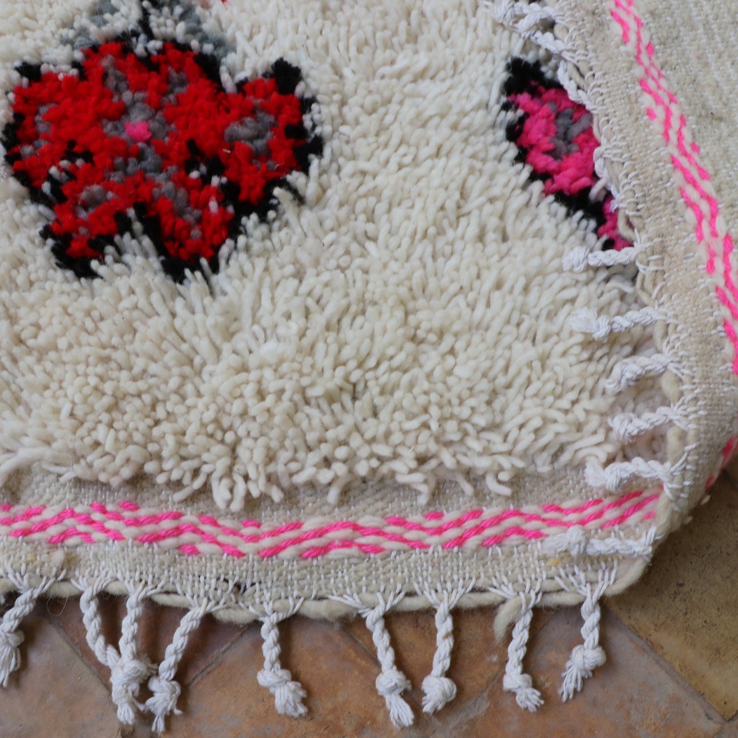 Azilal Berber Teppich mit pink roten Details