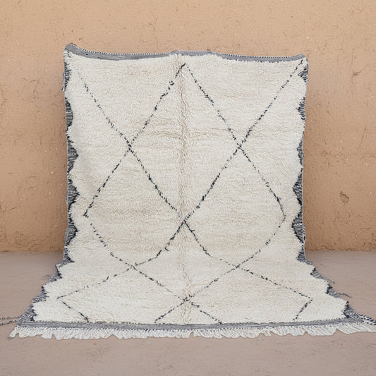 Teppich Beni Ourain mit Rauten und Webrand schwarz weiß