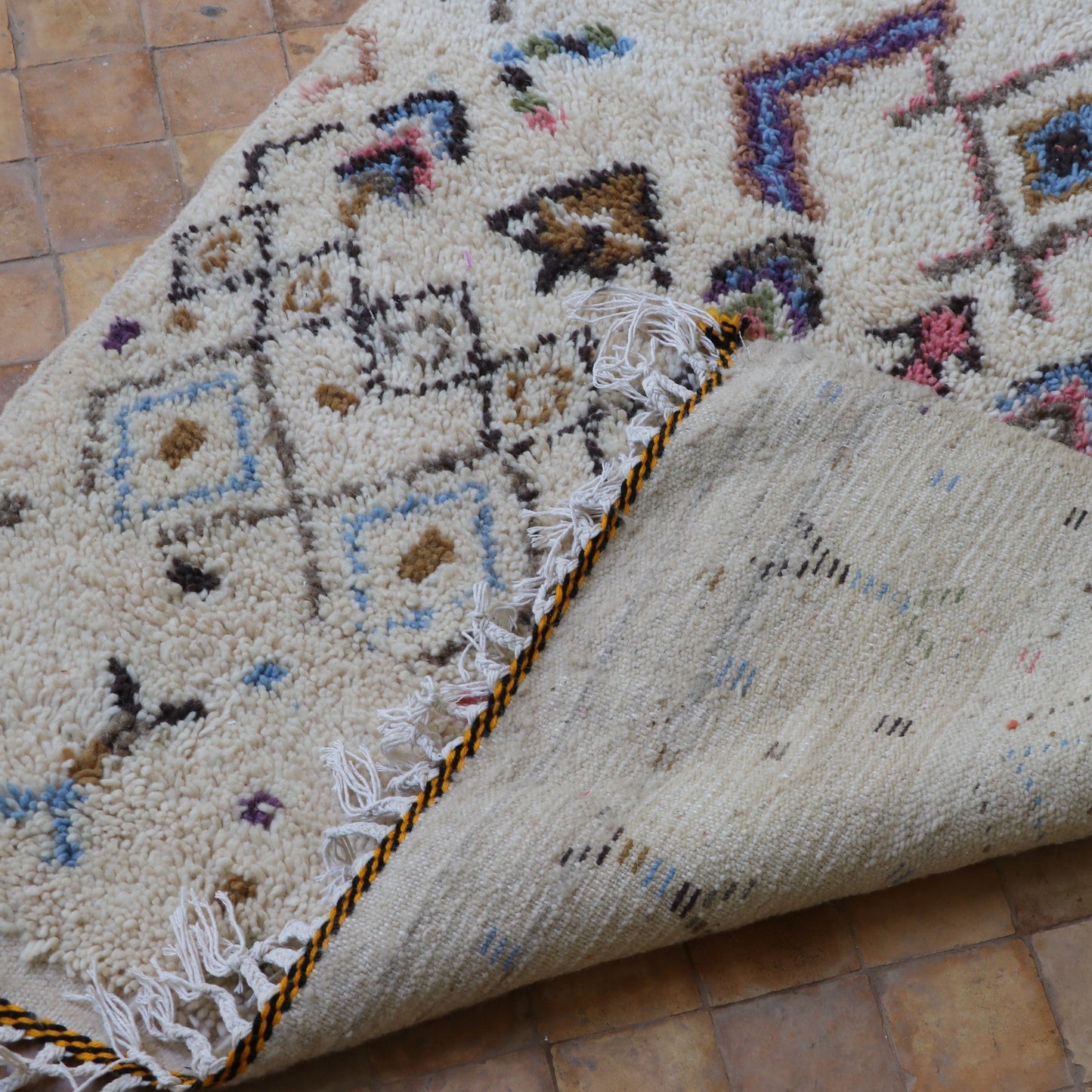 Handgefertigter Azilal Berber Teppich mit Berbersymbolen Made in Ait Bouguemez