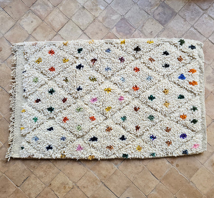Kleiner Wollteppich Punkte Boujaad 64x100 cm