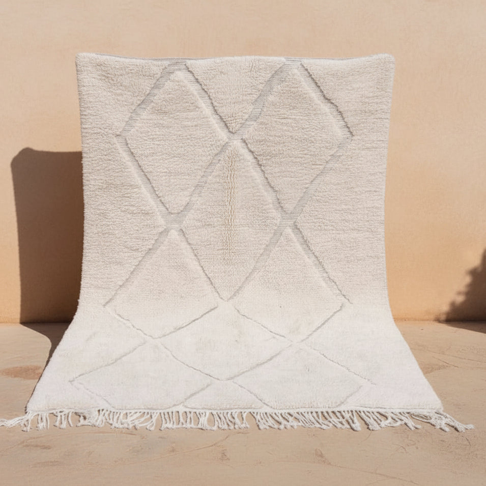 Schöner marokkanischer Teppich aus weißer Wolle handgefetrigt