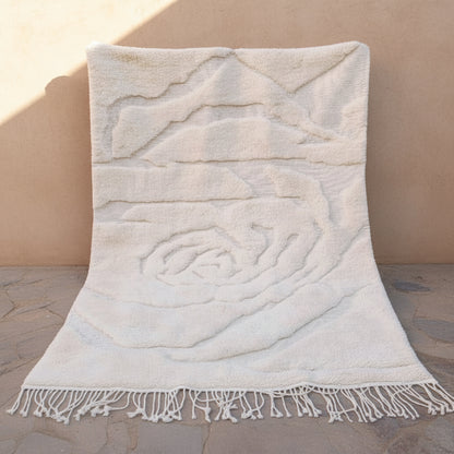 Originaler Berber Teppich aus Marokko mit Rosenmuster hell creme