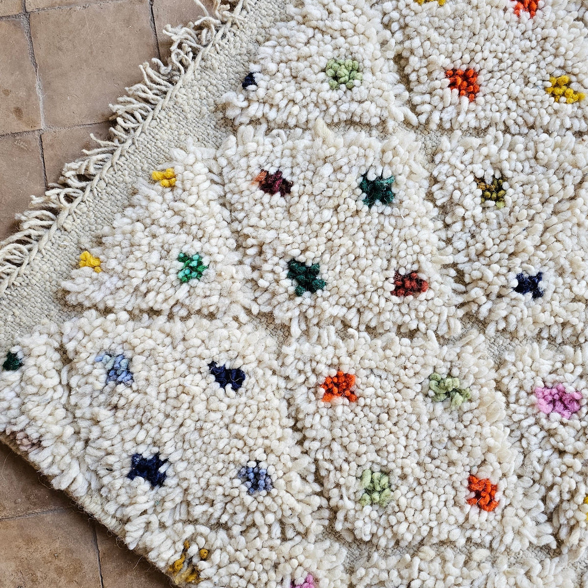 Kleiner Wollteppich Punkte Boujaad 64x100 cm