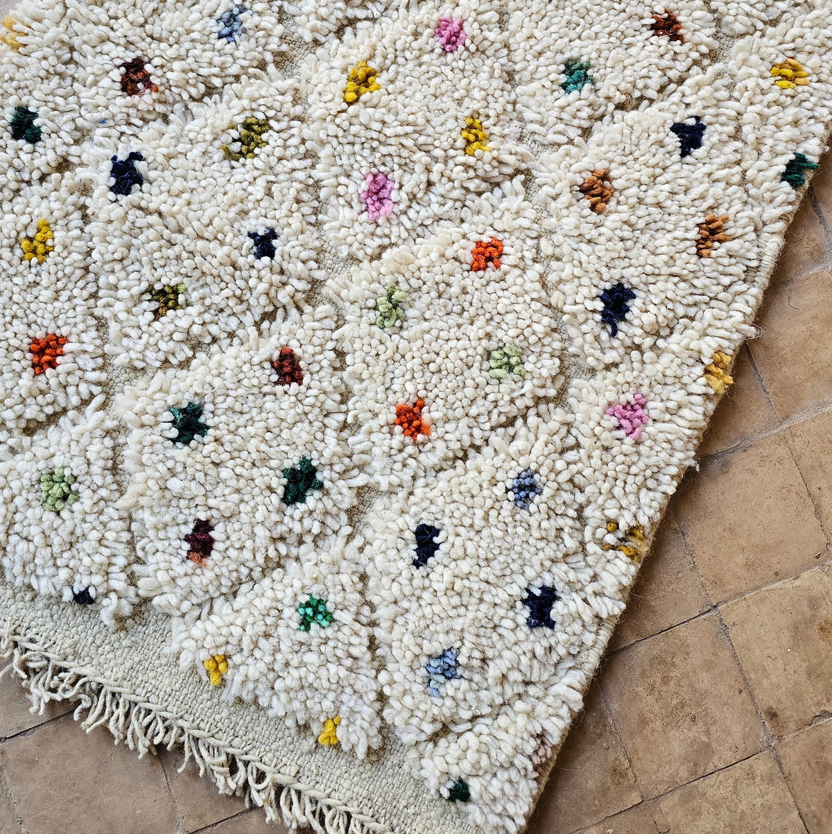 Kleiner Wollteppich Punkte Boujaad 64x100 cm