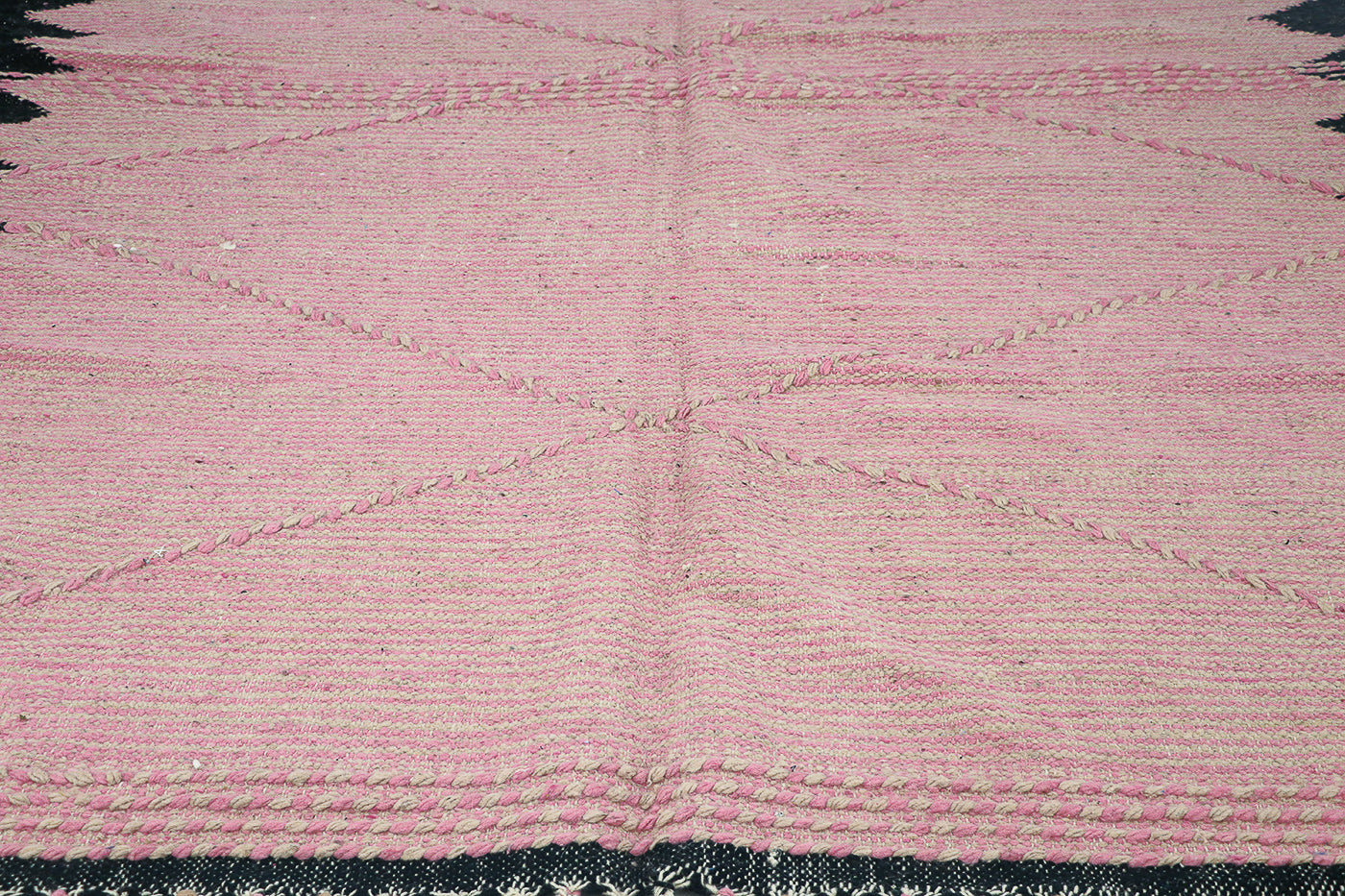 Zanafi kilim pink-black 79x118 in